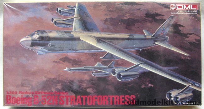 DML 1/200 B-52H Stratofortress - 319 BW 46 BS Grand Forks 1981 / 17 BW 34 BS Wright-Patterson 1974, 2002 plastic model kit